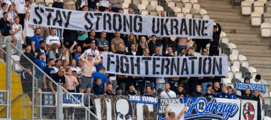 «Нація бійців!» Вболівальники Копенгагена підтримали Україну під час матчу з Поліссям (фото)