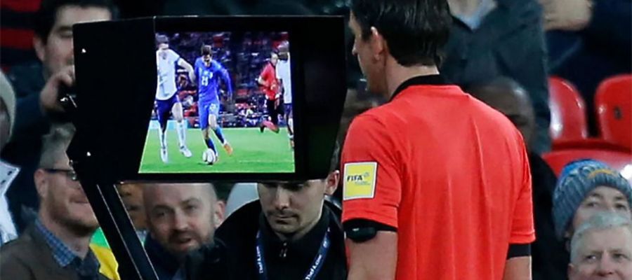 Німецькі вболівальники вимагають скасувати систему VAR у чемпіонаті та Кубку країни